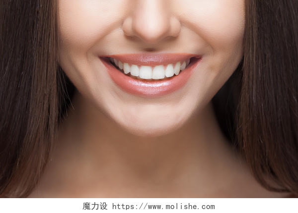 美丽的女人微笑露出洁白牙齿牙齿美白口腔牙齿口腔牙齿笑脸笑容